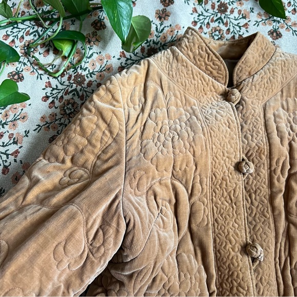 1970s Vintage Quilted Velvet Tan Jacket - Picture 6 of 9